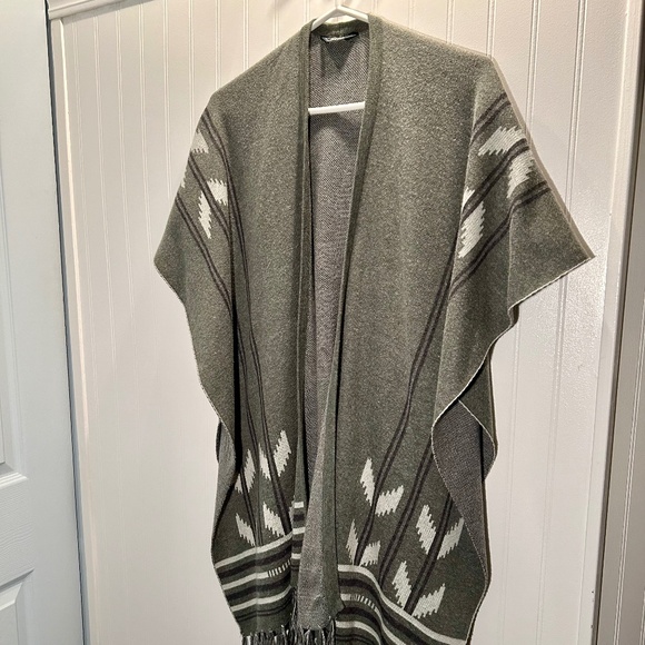 ROOTS Canada Poncho  - Grey Acrylic - Picture 1 of 7